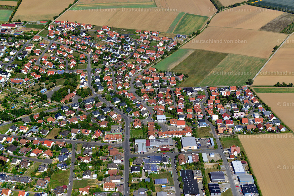 3650041 | HETTSTADT 31.08.2016 Wohngebiet - Mischbebauung der Mehr- und Einfamilienhaussiedlung  in Hettstadt im Bundesland Bayern, Deutschland // Residential area - mixed development of a multi-family housing estate and single-family housing estate  in Hettstadt in the state Bavaria, Germany Foto: Gerhard Launer