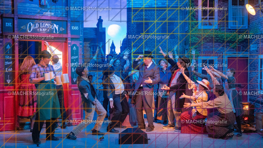 375_MFL-2025 | Portraitbilder von Regisseur; Darsteller; Techniker; Maske; Kostüme; Chor; Musiker; Bilderserie der Generalprobe und der Premierenvorstellung, Szenenbilder; Ausdrucksstudien; Bühnenüberblick; Bühnenkulissen; Pressefotos inkl. Redaktionsfoto Darstellergruppe.