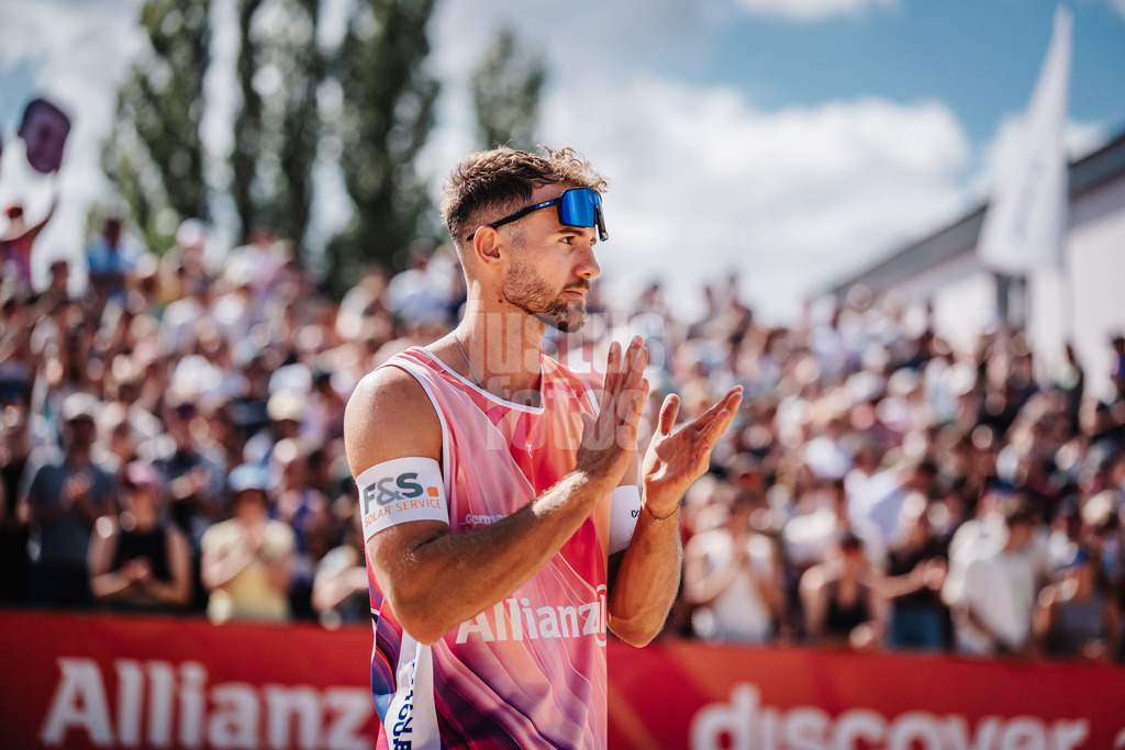 Beachvolleyball | Männer | Allianz German Beach Tour 2025 | Tourstop Berlin | 17.08.2025 | Jonas Sagstetter applaudiert dem Publikum