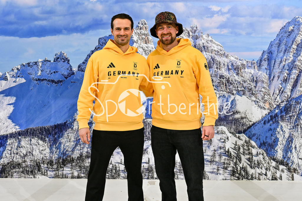 Einkleidung Team D Milano Cortina 2026 | Munich, GERMANY - 12. JANUARY: Mathias NIEDERBERGER (Spieler vom EHC München) und Maximilian KASTNER (Spileler vom EHC München) bei der Einkleidung des Teams D am 12.01.2026 in der MTC world of fashion in München