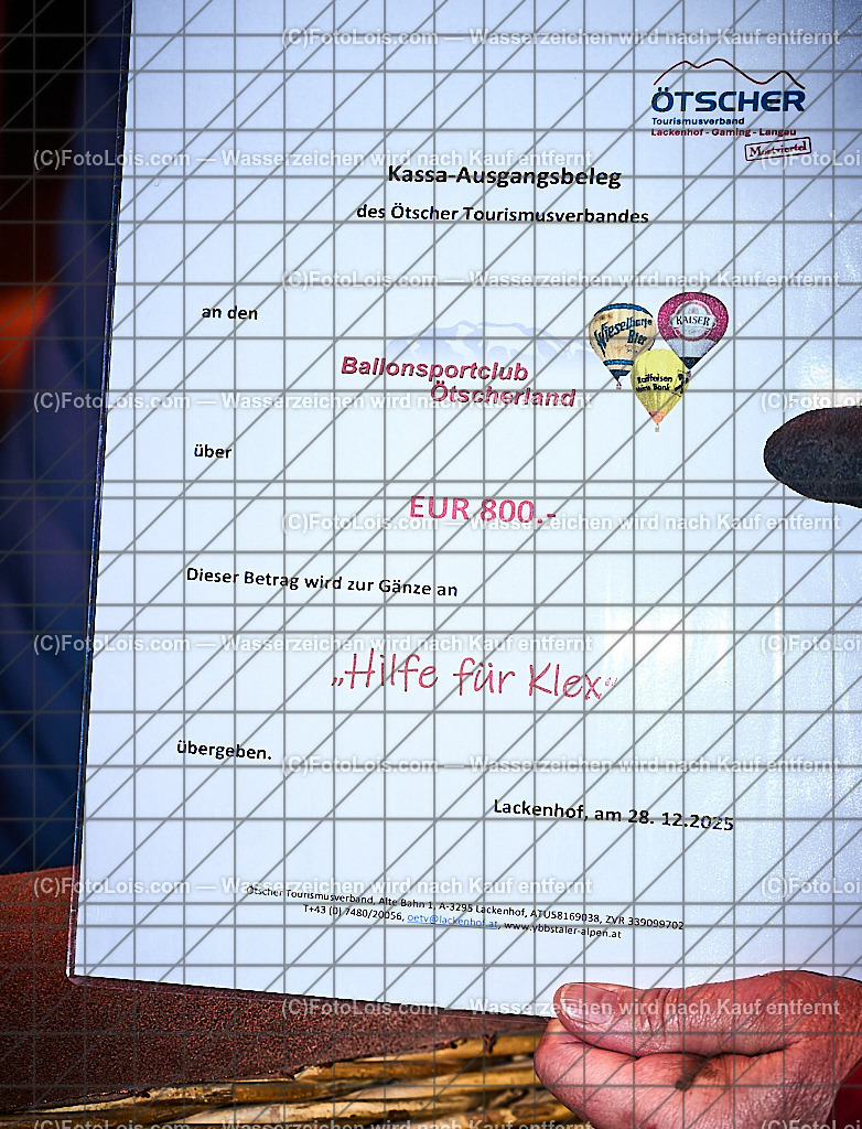 _ALP8521_NACHTderBALLONE_Lackenhof_Ballonsportclub Oetscherland | ... mit dem Ballonsportclub Ötscherland aus Wieselburg, der Bergrettung Lackenhof mit einer Schauübung, der Perchtengruppe 'Gaminger Ötscherteufeln' und dem Musikverein Lackenhof, die Ballonfahrer spendeten ihre Gage in diesem Jahr dem schwer verunglückten Gerald Bernreiter alias 'KLEX' der erst nach der ReHa und einem Umbau seines Hauses in Lackenhof frühestens im Mai 2026 wieder nach Hause kommen kann, So 28. Dezember 2025.