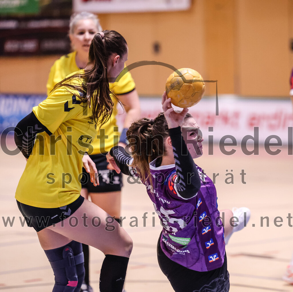2025-01-11_020_SpVgg_Altenerding_gegen_HF_Scheyern | Erding, Deutschland, 11.01.2025:Handball, Bezirksoberliga Frauen Altbayern 2024 / 2024, 10. Spieltag, SpVgg Altenerding gegen HF Scheyern, Endergebnis: 20:23Verena Kirste (HF Scheyern, #35), Verena Kaiser (SpVgg Altenerding, #55)Foto: Christian Riedel / fotografie-riedel.net