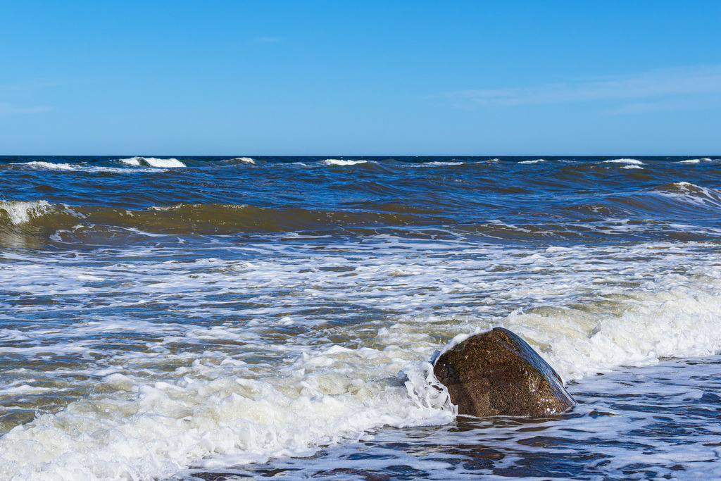 Ostseeküste mit Findling am Gespensterwald bei Nienhagen | Ostseeküste mit Findling am Gespensterwald bei Nienhagen.