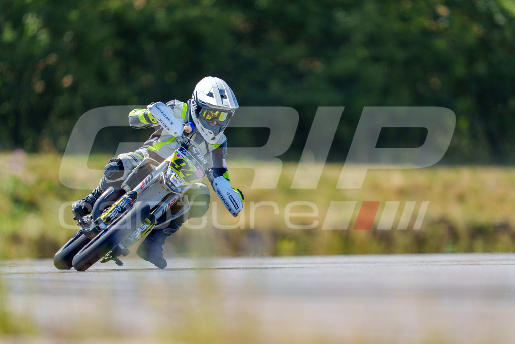 SuperMoto_Staatsmeisterschaft_Fuglau-natural-527 | GRIPcapture steht für authentische Sportfotografie in Österreich – für Momente, die mehr sind als Geschwindigkeit oder Ergebnis. Es geht um Emotion, Spannung, Fokus und den Augenblick, der oft nur einen Wimpernschlag dauert.Ob Motorsport, Teamsport oder 