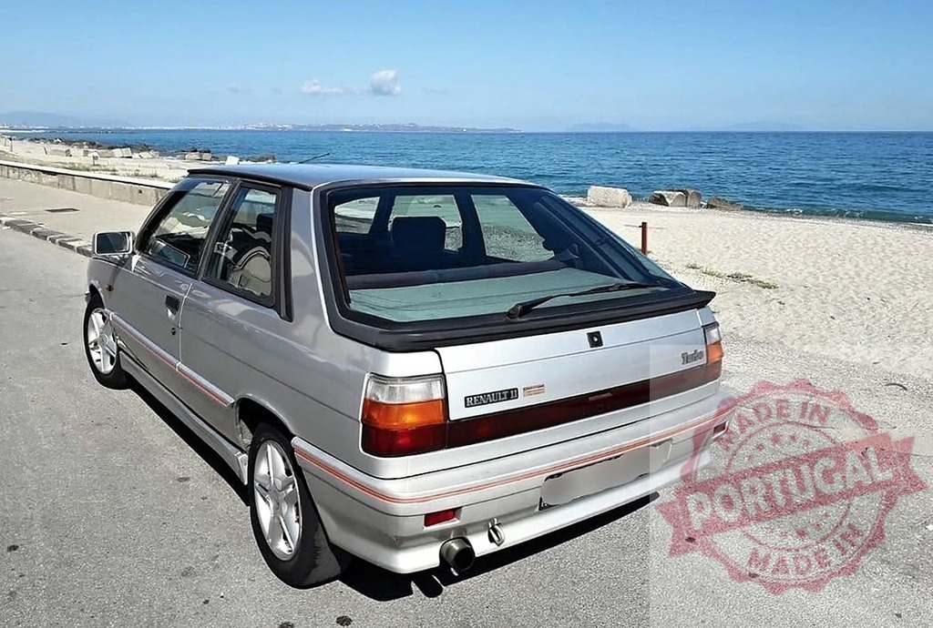 Renault 11 Turbo classic hatchback parked by the sea | Renault 11 Turbo car parked on an asphalt road next to a sandy beach and ocean - Realisiert mit Pictrs.com