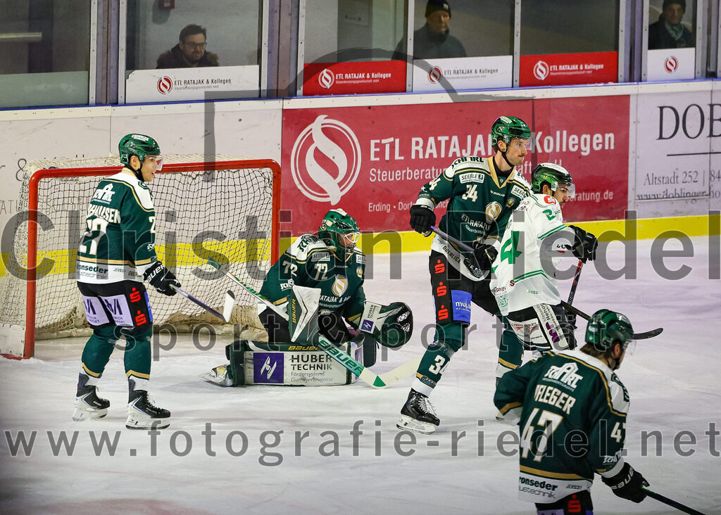 2026-01-02_048_TSV_Erding_gegen_Hoechstadt_Alligators | Erding, Deutschland, 02.01.2026:Eishockey, Oberliga Süd 2025 / 2026, 33. Spieltag, TSV Erding gegen Höchstadt Alligators, Endergebnis: 2:1Mark Waldhausen (Erding Gladiators, #27), Torwart David Zabolotny (Erding Gladiators, #72)+, Bastian Cramer (Erding Gladiators, #34), Marco Pfleger (Erding Gladiators, #47)Foto: Christian Riedel / fotografie-riedel.net
