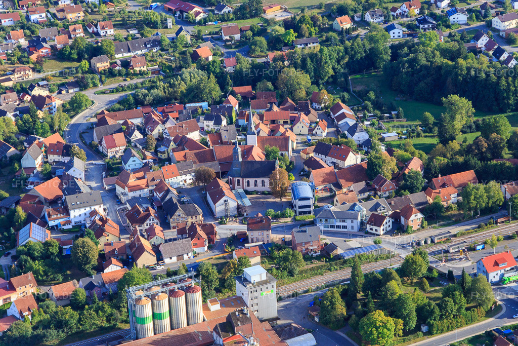 Luftbild: Ortsmitte mit Kirche St. Karl Borromäus und Evangelische Kirche Rosenberg in Rosenberg im Bundesland Baden-Württemberg in Deutschland. Foto: IMG_111432.jpg vom 09.09.2018 durch Werner Riehm/FLY-FOTO.deWWW.SE-AOS.DE