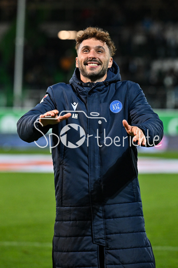 SpVgg Greuther Fürth - Karlsruher SC | FUERTH, GERMANY - OCTOBER 24: the team of Karsluhe - Fabian SCHLEUSENER (Karlsruher SC 24) his birthday - celebtrating with the fans after the 2. bundesliga match between SpVgg Greuther Fuerth vs. Karlsruher SC on matchday 10 at Sportpark Ronhof Thomas Sommer on October 24, 2025 in Fuerth, Germany / DFL REGULATIONS PROHIBIT ANY USE OF PHOTOGRAPHS AS IMAGE SEQUENCES AND/OR QUASI-VIDEO