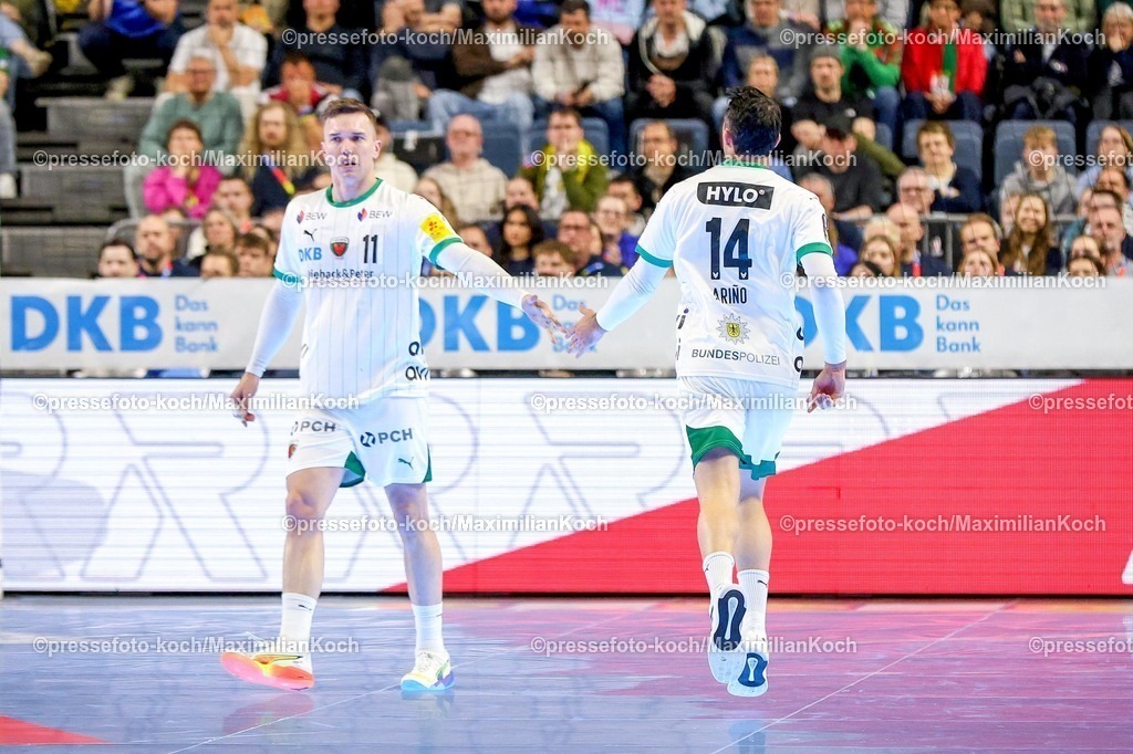 xSSCx19042602023 | 19.04.2026, xsscx, Handball, DHB-Pokal Lidl Final4, Finale, Füchse Berlin - Bergischer HC, Saison 2025 / 2026 Herren, Lanxess Arena, Köln: Lasse Andersson (Füchse Berlin #11) feiert einen Treffer von Aitor Arino (Füchse Berlin #14) Photo: xSandraxScherningxPressefotoKochx