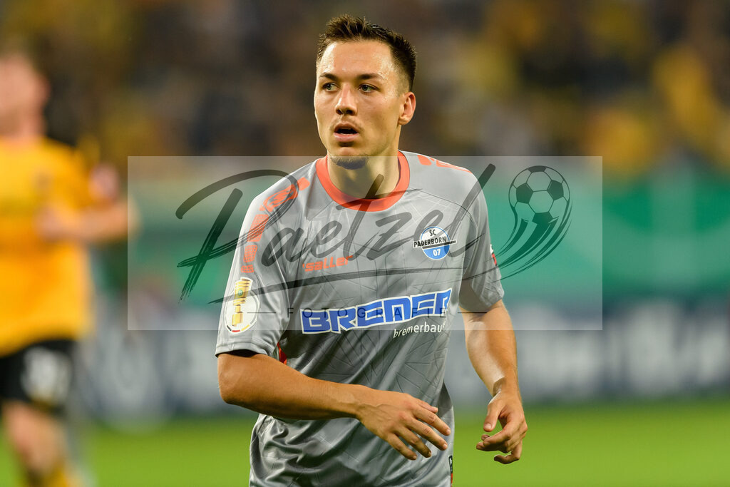 DREPAD20210806_183 | Fussball, Herren: Julian Justvan (SC Paderborn 07) schaut beim Spiel der 1. Runde im DFB-Pokal zwischen SG Dynamo Dresden und SC Paderborn 07 im Rudolf-Harbig-Stadion am 06.08.2021 in Dresden, Deutschland.DFB / DFL REGULATIONS PROHIBIT ANY USE OF PHOTOGRAPHS AS IMAGE SEQUENCES AND/OR QUASI-VIDEO. - Realisiert mit Pictrs.com