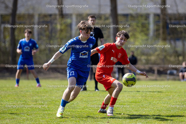 Fußball I Junioren I Saison 2025-2026 I DFB-Nachwuchsliga I 8. Spieltag I JFV Lübeck - 1. FC Magdeburg 168 | v.l. Adrian Drews (23, 1. FC Magdeburg), Jonas Dünnfort (24, JFV Lübeck) - Realisiert mit Pictrs.com