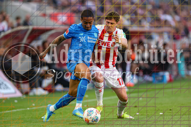 25.04.2026, GER, Fussball, Herren, 1. BL, Saison 2025/2026, 1. FC Köln - Bayer 04 Leverkusen | Arthur (Bayer 04 Leverkusen) und Alessio Castro-Montes (1. FC Köln) im Kampf um den Ball 