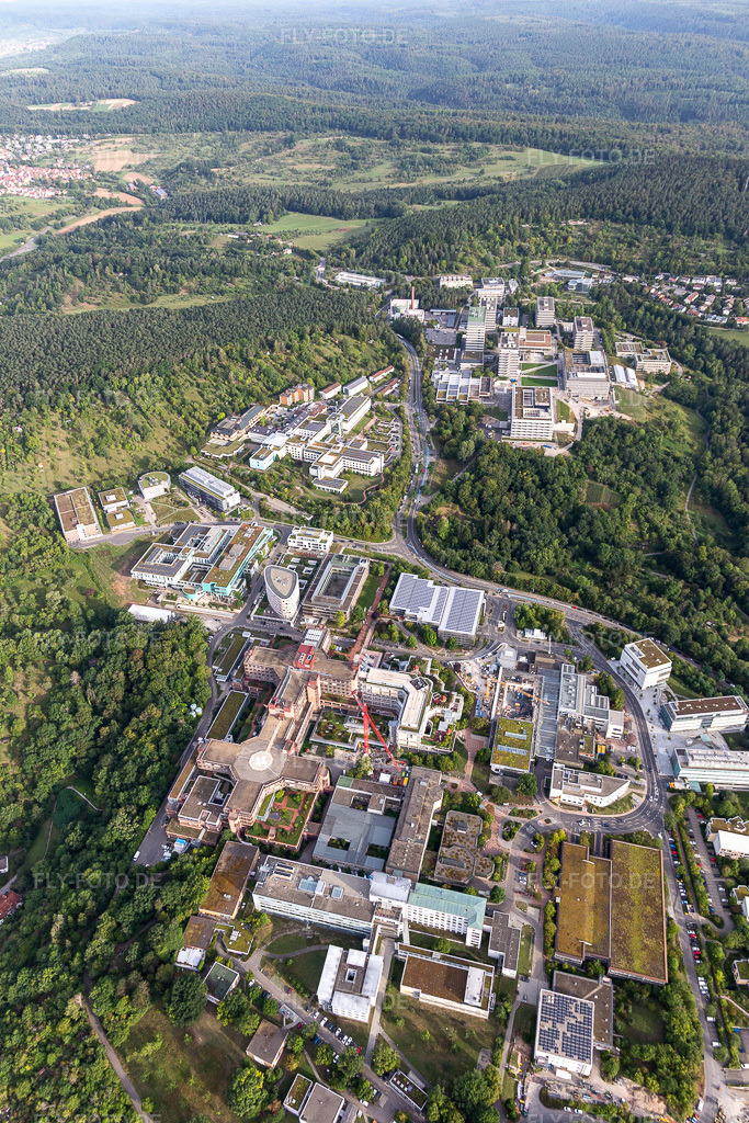 Luftbild: Gesamtübersicht des Klinikgelände des Krankenhauses Medizinische Universitätsklinik auf dem Schnarrenberg in Tübingen im Bundesland Baden-Württemberg in Deutschland. Foto: IMG_008503.jpg vom 27.08.2020 durch Werner Riehm/FLY-FOTO.de