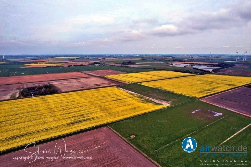 Luftbilder Galmsbuellkoog - Nordfriesland | Luftbilder Galmsbuellkoog - Die Einreichung des Galmsbüllkoogs als Sommerkoog vor dem Marienkoog im Jahr 1913 stellte einige technische Herausforderungen:  Deichbau: Der Bau des Außendeichs war ein komplexes Projekt, da er sich in einem weichen, sumpfigen Gelände befindet. Die Arbeiten mussten sorgfältig geplant und ausgeführt werden, um eine stabile Deichstruktur zu errichten.