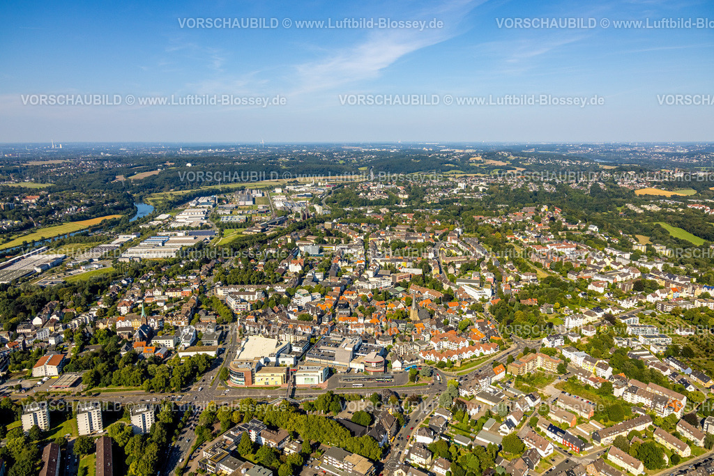 Hattingen240810400 | Luftbild, Wohngebiet Wohnsiedlung Ortsansicht mit historischer Altstadt und St. Georg Kirche im Zentrum, Fernsicht und blauer Himmel, Hattingen, Ruhrgebiet, Nordrhein-Westfalen, Deutschland