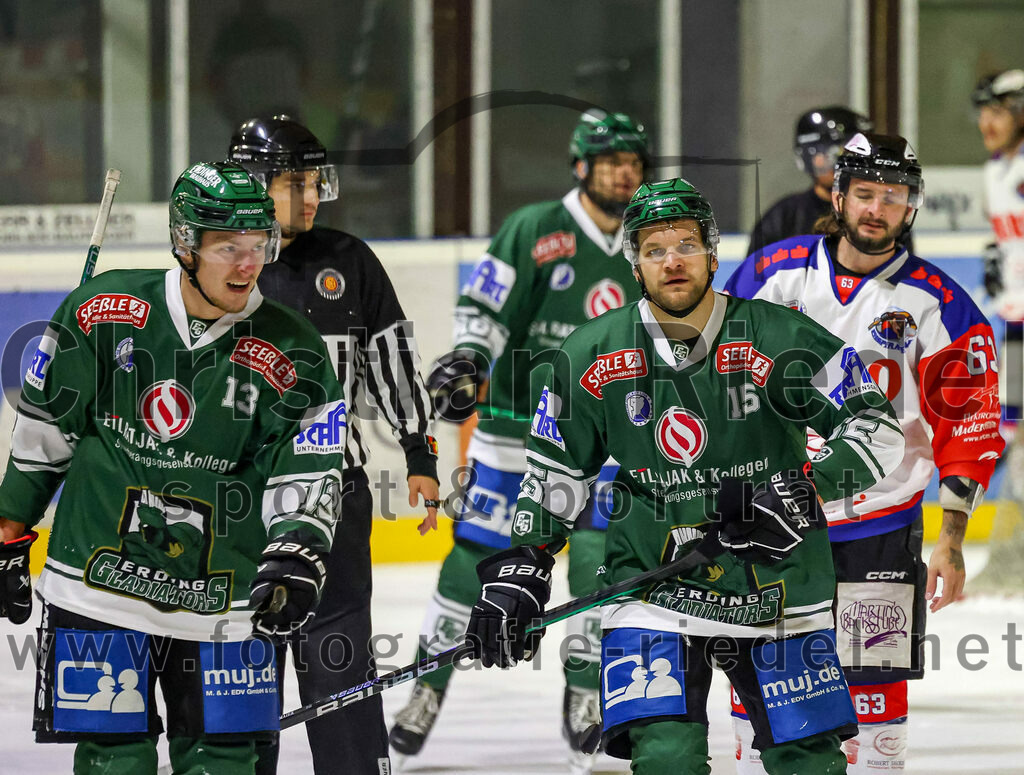 2023-11-03_027_TSV_Erding_gegen_ESC_Dorfen | Erding, Deutschland, 03.11.2023:
Eishockey, Bayernliga Vorrunde 2023 / 2024, 6. Spieltag, TSV Erding gegen ESC Dorfen, Endergebnis: 11:3

Michael Franz (Erding Gladiators, #13), Elias Maier (Erding Gladiators, #15)

Foto: Christian Riedel / fotografie-riedel.net