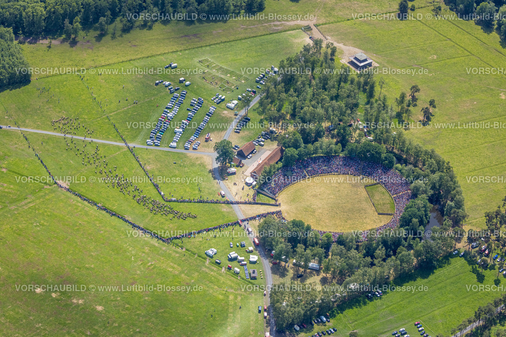 Duelmen220505075MerfelderBruchPferde | Luftbild, Wildpferdefang im Merfelder Bruch bei Dülmen, Arena der Wildpferdebahn, Herzöge von Croÿ Anwesen, Pferdeherde,  Merfeld, Dülmen, Münsterland, Nordrhein-Westfalen, Deutschland