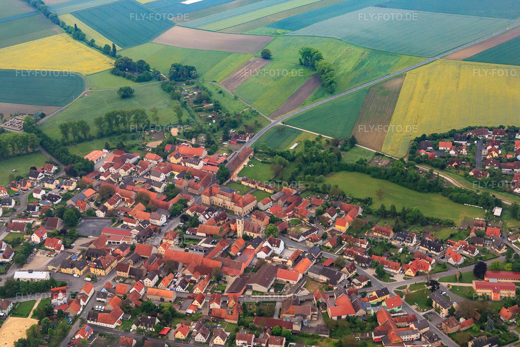 Luftbild: Dorfzentrum mit Schloß Sulzheim und Kirche St. Ägidius aus Norden in Sulzheim im Bundesland Bayern in Deutschland.Foto: IMG_099724.jpg vom 25.05.2017 durch Werner Riehm/FLY-FOTO.deAuflösung des Originals: 4822 x 3215 pxSchloss Sulzheim - Gastronomie & Veranstaltungen