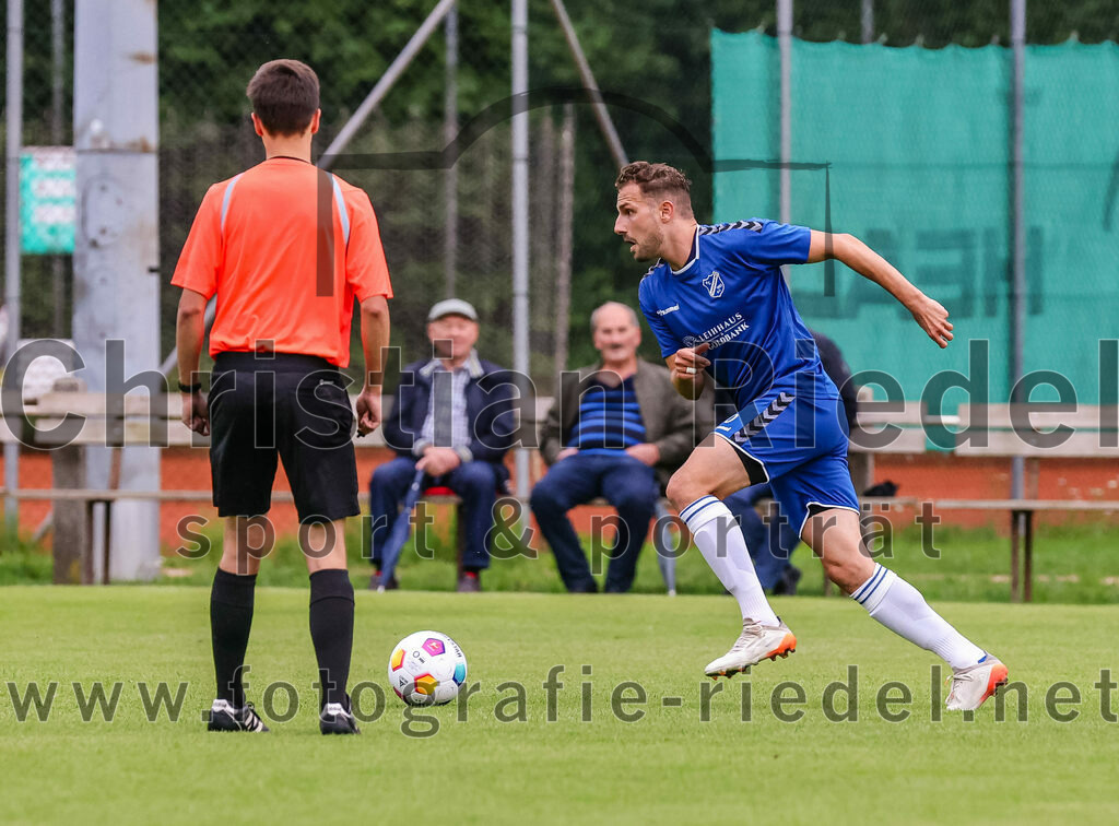 2023-08-04_046_FC_Forstern_gegen_FC_Langengeisling_II | Forstern, Deutschland, 04.08.2023:
Fußball, Kreisklasse 2023 / 2024, 1. Spieltag, FC Forstern gegen FC Langengeisling II, Endergebnis: 2:1

Schiedsrichter Paul Görner, Rene Mecking (FC Langengeisling, #10)

Foto: Christian Riedel / fotografie-riedel.net