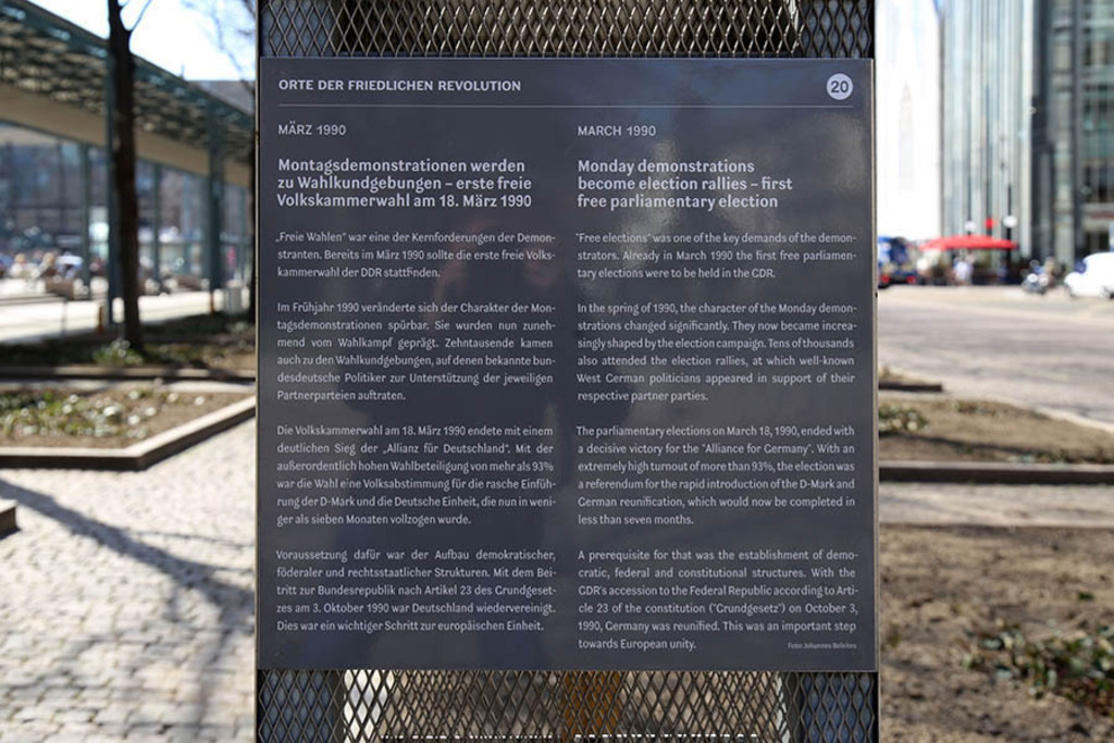Foto: Leipzig - Orte der Friedlichen Revolution - Stelenprojekt - Stele Nr. 20 Wahlkundgebungen | Das Team hinter BILDLEXIKON LEIPZIG bündelt historische wie aktuelle Informationen über die Stadt Leipzig in Text und Bild auf einer Plattform und stellt diese der interessierten Öffentlichkeit zur Verfügung.
