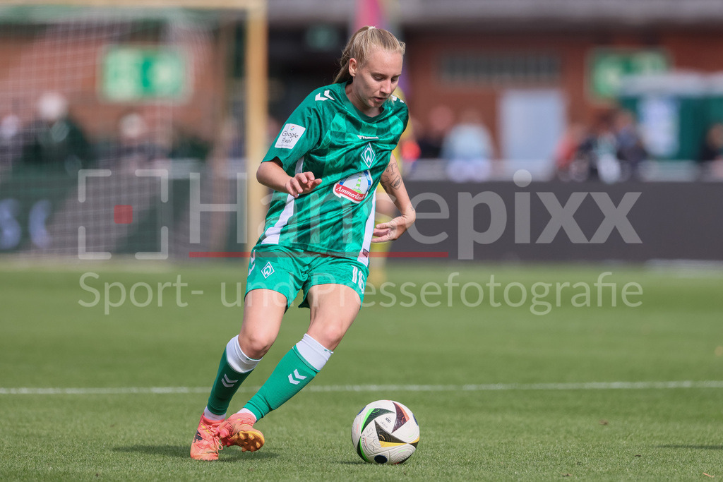 Fussball, Google Pixel Frauen-Bundesliga, SV Werder Bremen - 1. FFC Turbine Potsdam | v.li.: Emöke Papai (SV Werder Bremen, 16) am Ball, Einzelbild, Ganzkörper, Aktion, Action, Spielszene