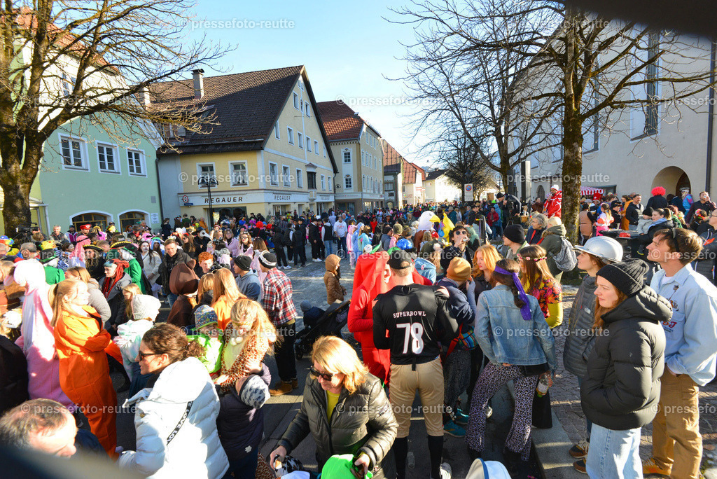 xxnews-2023-Feb16-Unsinniger_Fasching_Reutte-nik-WTV_7531 | Info aus dem Bezirk Reutte/Ausserfern Tirol sowie eine umfangreiche Bilddatenbank über die gesamte Region: Lechtal, Talkessel Reutte, Tannheimertal, Zwischentoren. Lech, Plansee, Zugspitze, Grenztunnel, B179, Fernpassstraße, Verkehr, Lawinen, Tradition, - Realisiert mit Pictrs.com
