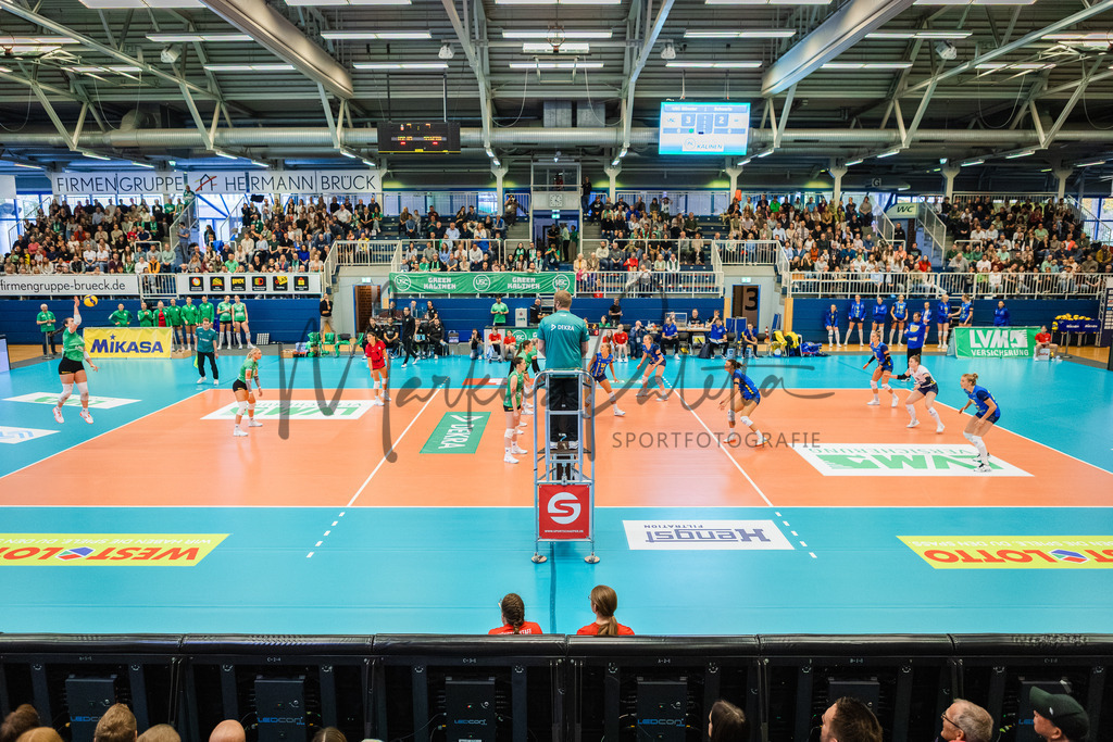 Volleyball, 1. Bundesliga Frauen, Hauptrunde, 1. Spieltag, Saison 2025/2026: USC Münster - SSC Palmberg Schwerin | 1. Bundesliga Frauen, Hauptrunde, 1. Spieltag, Saison 2025/2026, USC Münster empfängt SSC Palmberg Schwerin in der Sporthalle Berg Fidel in Münster. Foto: sportfotografie.ms | Markus Paletta - Realisiert mit Pictrs.com