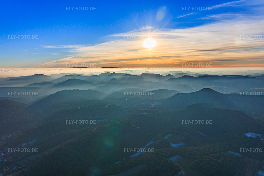 Luftbild: Blick zum Schwarzwald über die Rheinebene in Wolken in Erlenbach bei Dahn im Bundesland Rheinland-Pfalz in Deutschland. Foto: IMG_151794.jpg vom 22.11.2025 durch Werner Riehm/FLY-FOTO.de