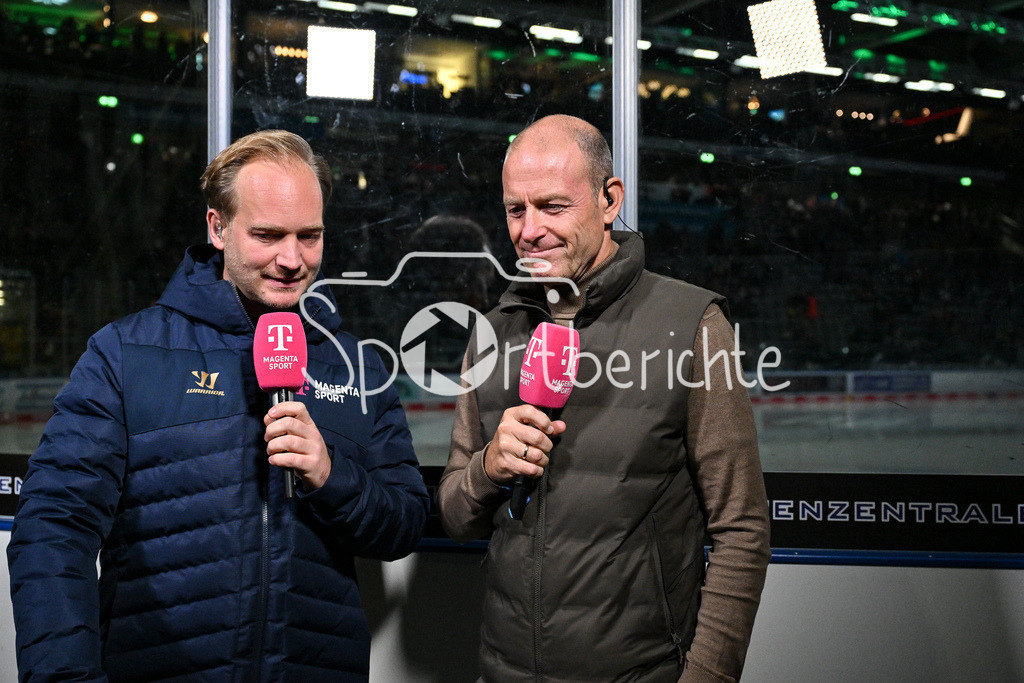 Augsburger Panther - Eisbären Berlin | v. l. Jan LUEDEKE (MagentaSport Moderator) und FC Augsburg Trainer Jess THORUP in der Drittelpause / Interview / DEL: Augsburger Panther - Eisbaeren Berlin, Curt Frenzel Stadion am 31.10.2024