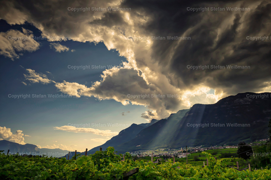 Sonnenuntergang über Kaltern | Einer der schönsten Orte in Südtirol, das Weindorf Kaltern. - Realisiert mit Pictrs.com