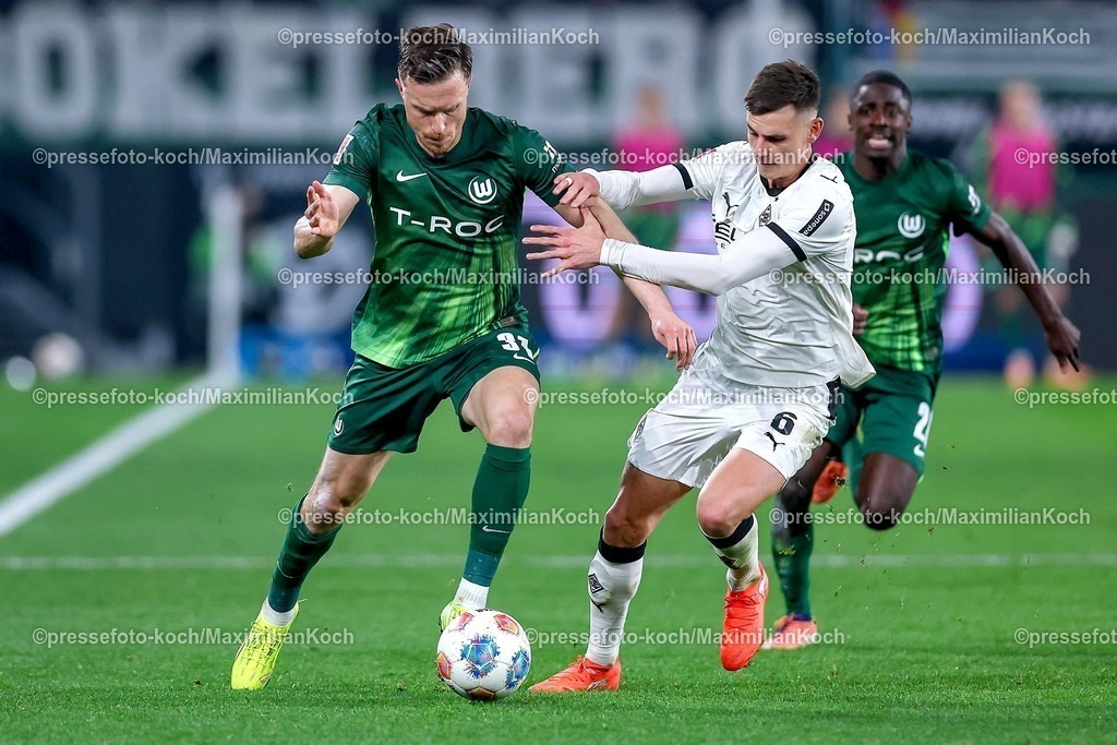 BMG13122502137 | 13.12.2025, Fußball, Borussia Mönchengladbach - VfL Wolfsburg, 1. Fußball Bundesliga, 14.Spieltag, Borussia-Park, Saison 2025 2026: Yannick Gerhardt&nbsp;(VfL Wolfsburg #31) im Zweikampf gegen  Yannik Engelhardt&nbsp;(Borussia Mönchengladbach #06)  DFB regulations prohibit any use of photographs as image sequences and or quasi-video.