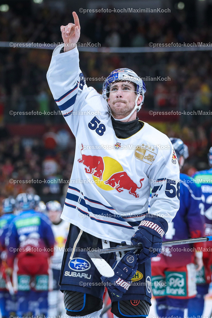 DueDEL17022401068 | 17.02.2024, Düsseldorf, Eishockey, Penny DEL, 47. Spieltag, PSD-BANK Dome, Düsseldorfer EG - EHC Red Bull München: Abschlussjubel und gute Laune bei den Münchener nach dem 3:1 Sieg in Düsseldorf. Ryan McKiernan (EHC Red Bull München) steht jubelnd auf dem Eis und freut sich.