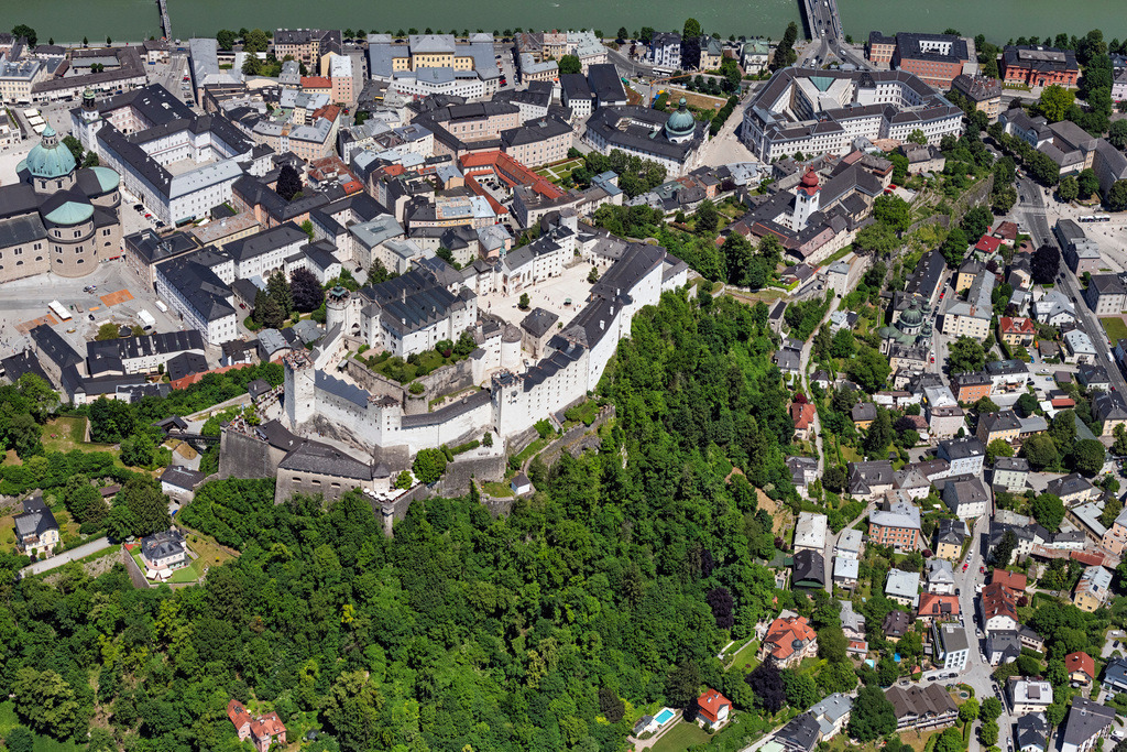 dr__0100198.jpg | SALZBURG 13.06.2023 Burganlage der Veste Hohensalzburg mit Blick auf die Altstadt an der Straße Mönchsberg in Salzburg in Österreich. 