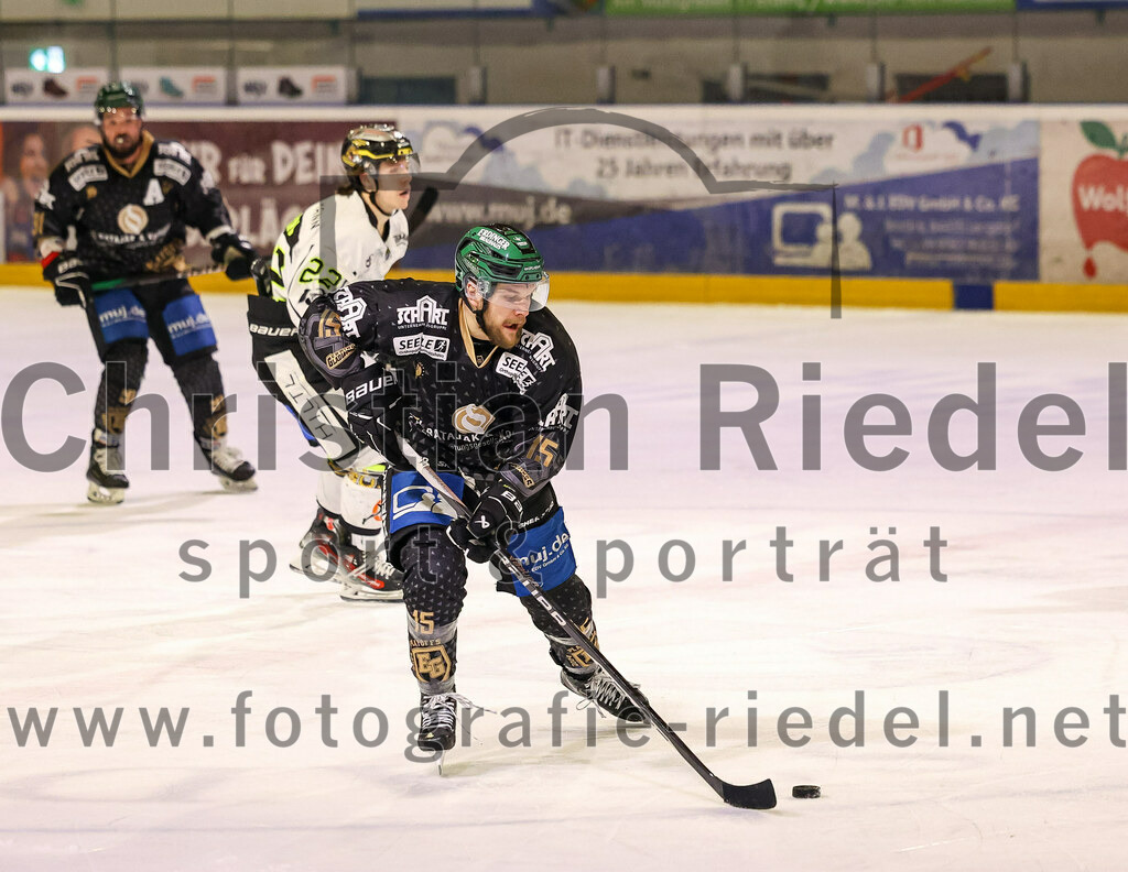 2024-03-01_093_TSV_Erding_gegen_ERSC_Amberg | Erding, Deutschland, 01.03.2024:
Eishockey, Bayernliga Playoffs 2023 / 2024, 5. Spieltag, TSV Erding gegen ERSC Amberg, Endergebnis: 9:0

Hunter Fortin (ERSC Amberg, #22), Elias Maier (Erding Gladiators, #15)

Foto: Christian Riedel / fotografie-riedel.net