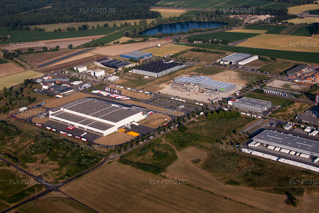 Luftbild: Gewerbegebiet und Firmenansiedlung am Flugplatz KOHLER Maschinenbau GmbH/Schwarzwald im Ortsteil Hugsweier in Lahr im Bundesland Baden-Württemberg in Deutschland. Foto: IMG_68093.jpg vom 19.06.2014 durch Werner Riehm/FLY-FOTO.de