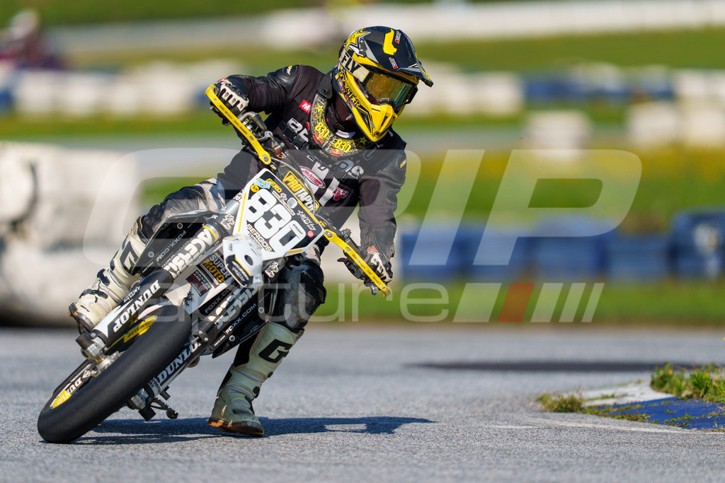 SuperMoto_Staatsmeisterschaft_Greinbach_226 | GRIPcapture steht für authentische Sportfotografie in Österreich – für Momente, die mehr sind als Geschwindigkeit oder Ergebnis. Es geht um Emotion, Spannung, Fokus und den Augenblick, der oft nur einen Wimpernschlag dauert.Ob Motorsport, Teamsport oder 