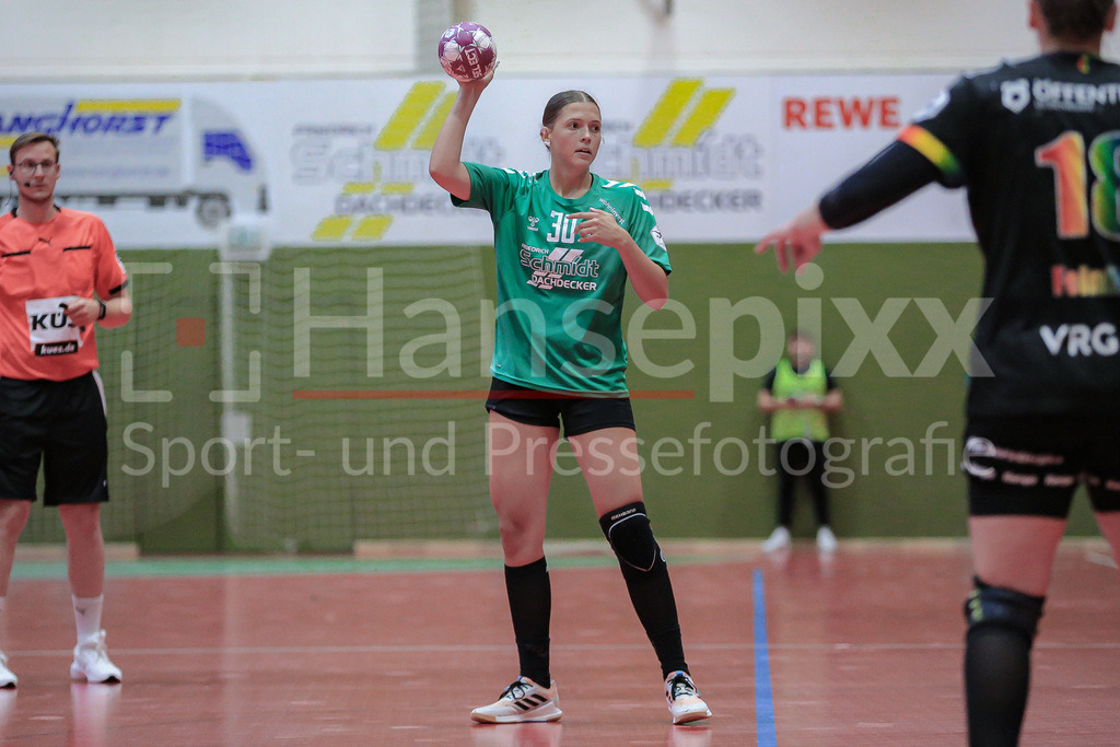 Handball, Testspiel Frauen, SV Werder Bremen - VfL Oldenburg | v.li.: Karla Frank (SV Werder Bremen, 30) am Ball, Spielszene, Aktion, Action
