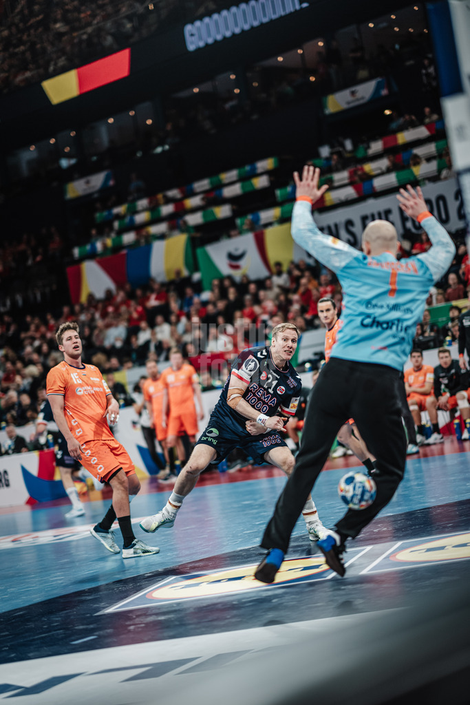 Handball | Herren | EHF EURO 2024 | European Championshop Men 2024 Final Tournament | Norwegen vs. Niederlande | 19.01.2024 | Magnus Gullerud (#21, Norwegen, NOR) mit einem Kempa Trick aufs Tor