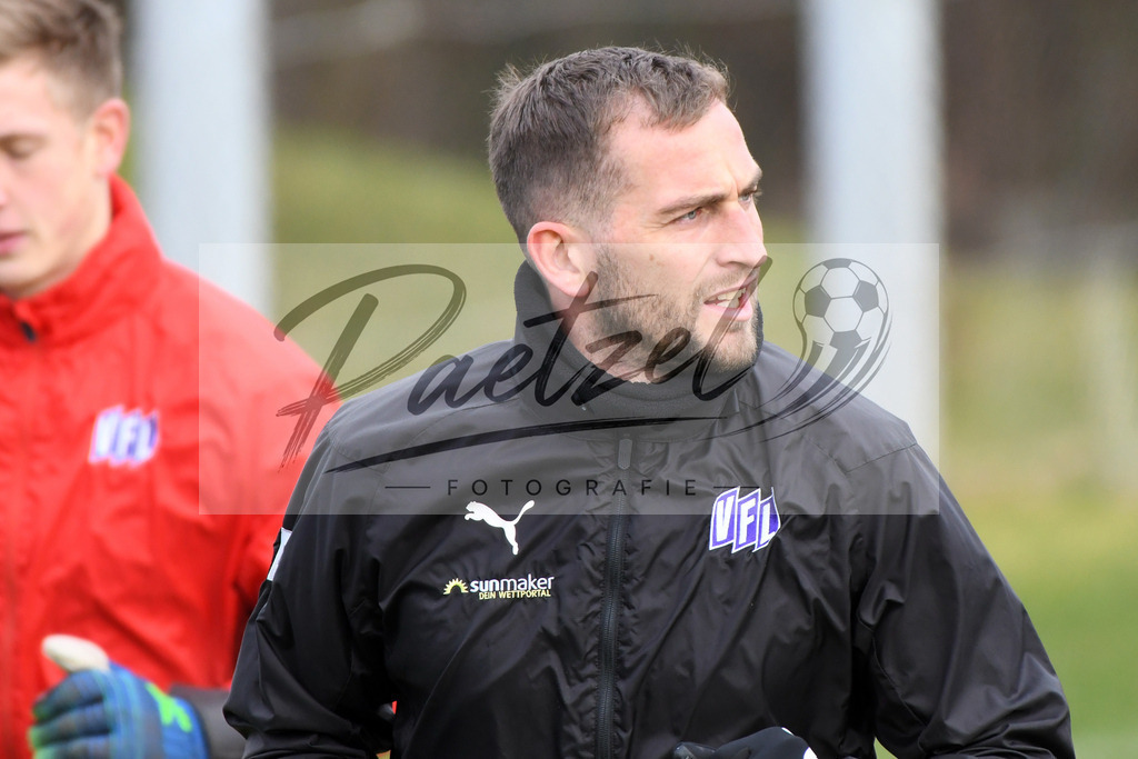 20200130_TRAOSN_0043 | Fußball, Herren: Marc Heider (VfL Osnabrueck) schaut waehrend der Trainingseinheit des VfL Osnabrueck im Sportpark Illoshoehe am 30.01.2020 in Osnabrueck, Deutschland. - Realisiert mit Pictrs.com