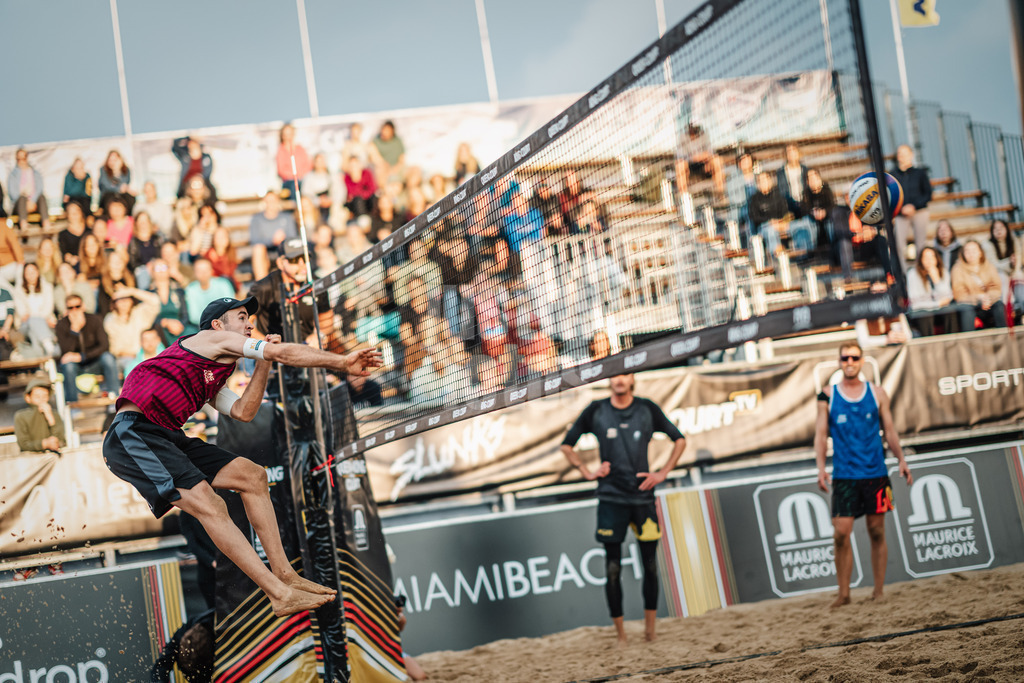 Beachvolleyball | Männer | Queen and King of the Court | Hamburg | 31.05.2024 | Tilo Rietschel beim Angriff