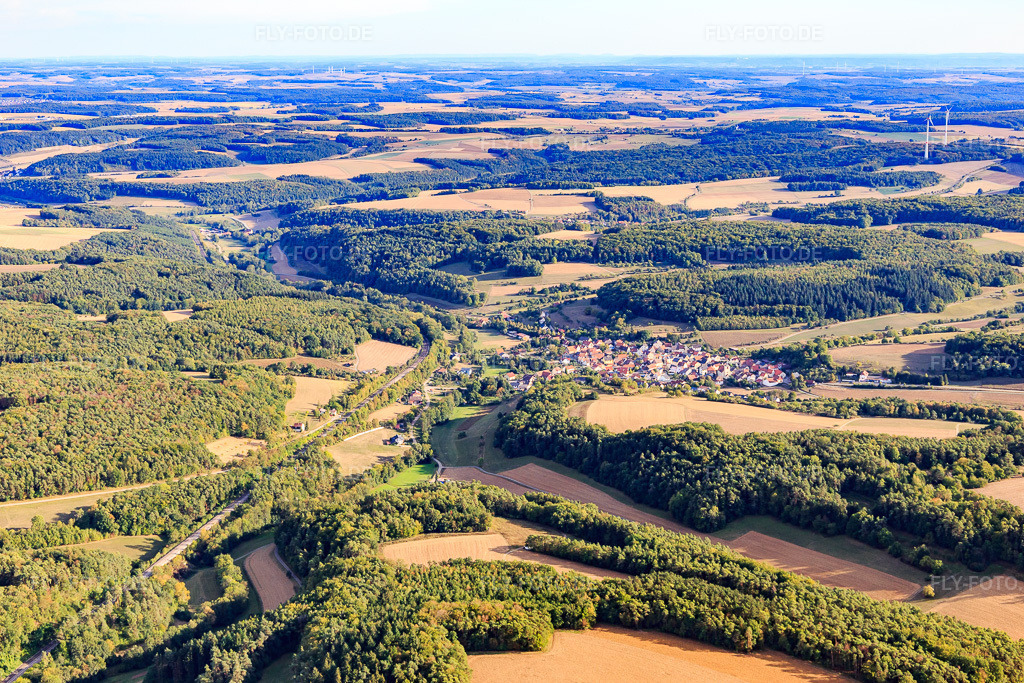 Luftbild: Dorfansicht im Euubigheimer Tal aus Norden im Ortsteil Uiffingen in Boxberg im Bundesland Baden-Württemberg in Deutschland. Foto: IMG_111412.jpg vom 09.09.2018 durch Werner Riehm/FLY-FOTO.de