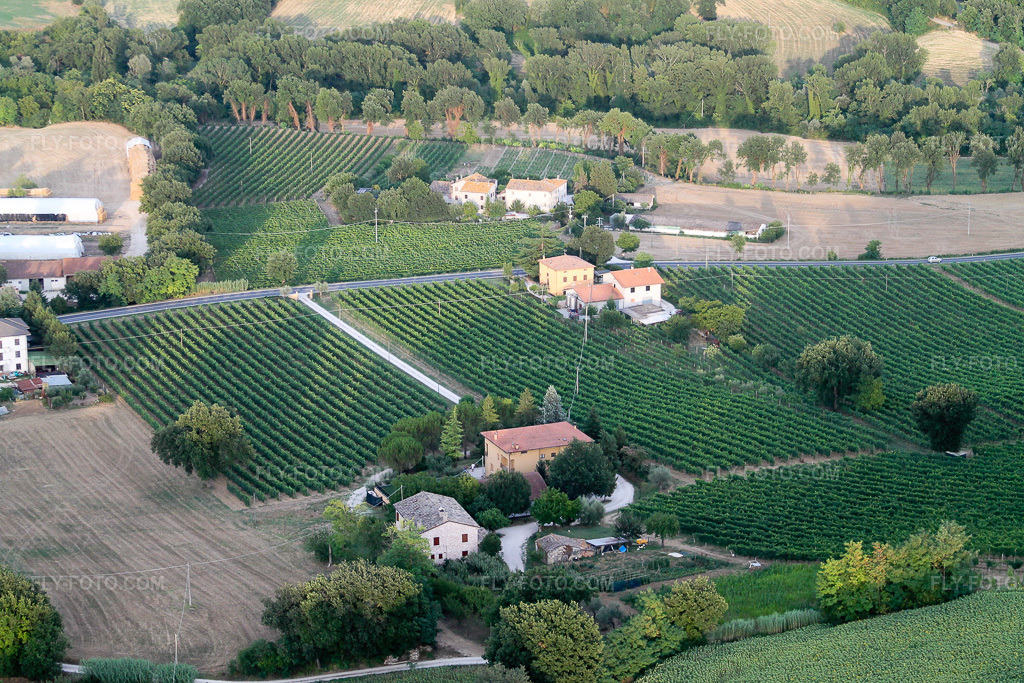 Aerial view: View of the town in Santa Maria della Valle in the state The Marches, Italy. – Photo: IMG_43151.jpg taken on 07/16/2011 by Werner Riehm/FLY-FOTO.com – Resolution of the original: 4272 x 2848 px