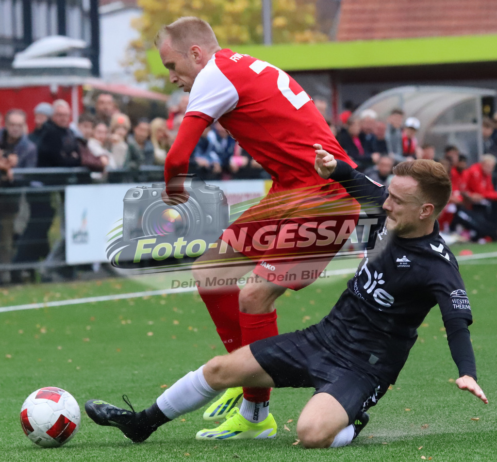 FC RW Kirchlengern - BV Bad Lippspringe | Auf dem Bild zu sehen: rot FC RW Kirchlengern: Lennard Wüllner ; schwarz BV Bad Lippspringe: Dino NesicFC RW Kirchlengern, BV Bad Lippspringe, Saison 25/26, Landesliga, Kirchlengern, Deutschland - Realisiert mit Pictrs.com