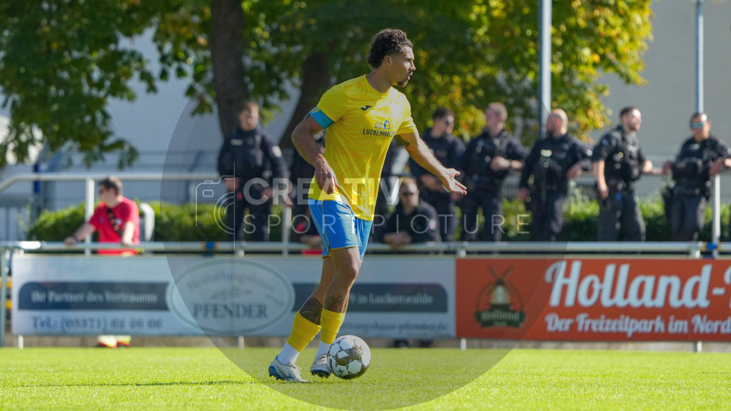 Fußball, Herren, Saison 2025/2026, Regionalliga Nordost, 10. Spieltag, FSV 63 Luckenwalde vs. BSG Chemie Leipzig, Samstag 27.09.2025, Werner-Seelenbinder-Stadion Luckenwalde, | Fußball, Herren, Saison 2025/2026, Regionalliga Nordost, 10. Spieltag, FSV 63 Luckenwalde vs. BSG Chemie Leipzig, Samstag 27.09.2025, Werner-Seelenbinder-Stadion Luckenwalde, Im Bild: Andreas Pollasch (Luckenwalde) - Realisiert mit Pictrs.com