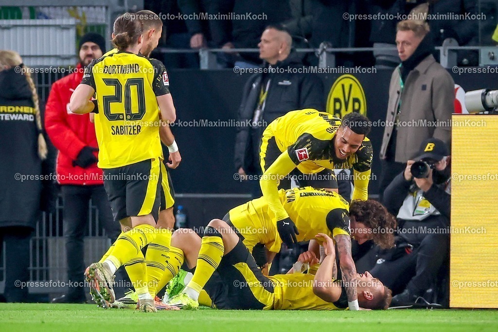 BVB13012601030 | 13.01.2026, Fußball, Borussia Dortmund - SV Werder Bremen,, 1. Fußball Bundesliga, 17. Spieltag, Signal Iduna Park, Saison 2025 2026: Torjubel nach dem Tor zum 1:0 durch Torschütze Nico Schlotterbeck (BVB #04)  zusammen mit  Fabio Silva (BVB #21) Felix Nmecha (BVB #08)  DFB regulations prohibit any use of photographs as image sequences and or quasi-video.