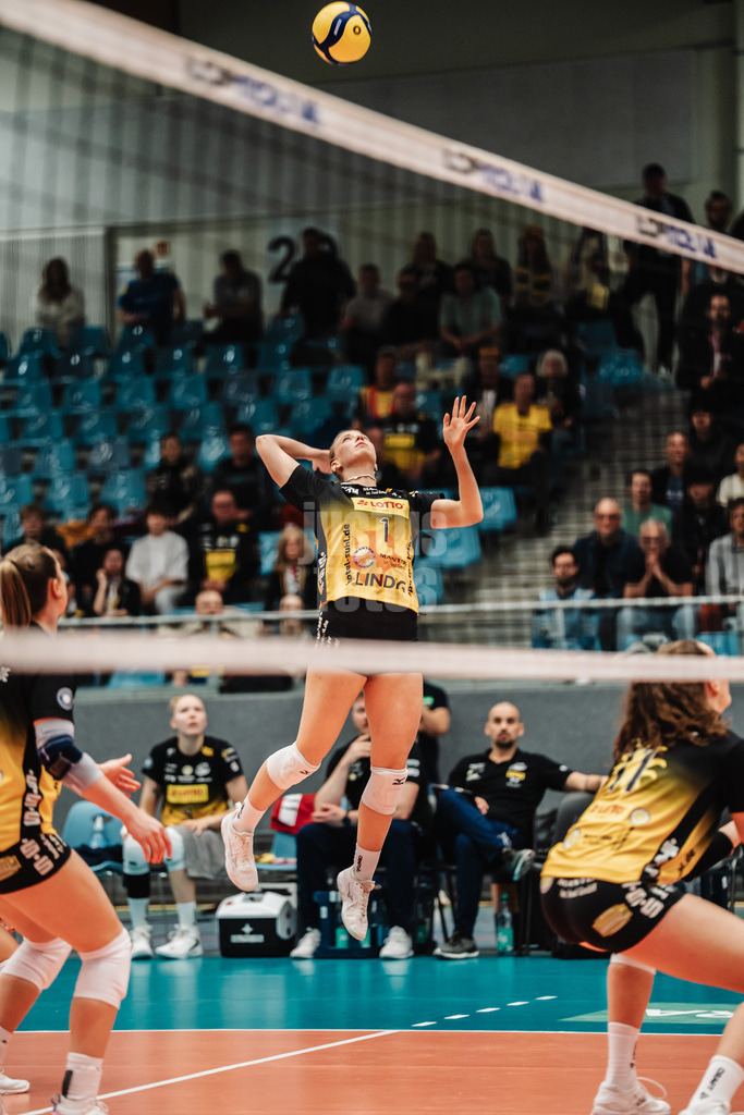 Volleyball | Frauen | Saison 2025/2026 | Volleyball Bundesliga | ETV Hamburger Volksbank Volleys vs. VfB Suhl LOTTO Thüringen | 07.03.2026 | Svea Naujack (#1, VfB Suhl LOTTO Thüringen) beim Angriff