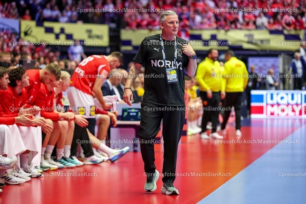 EHF16012602052 | 16.01.2026, Handball, Men's EHF EURO 2026, Dänemark - Nordmazedonien, Jyske Bank Boxen in Herning, Dänemark, Preliminary Round:  Headcoach Nikolaj Jacobsen (Denmark #hc) gestikulierend am Spielfeldrand  