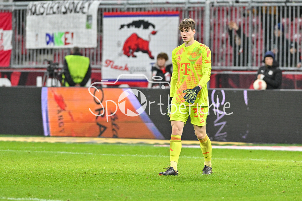 RB Salzburg - FC Bayern München | im Bild Max SCHMITT (FC Bayern Muenchen 35) / Freisteller / Einzelfoto / Testspiel: RB Salzburg - FC Bayern Muenchen, Red Bull Arena am 06.01.2025