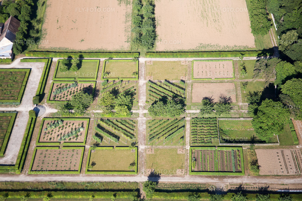 Aerial view: Castle Park of the Château Jardin de Chateau de Talcy in Talcy in the state Loir et Cher, France.Photo: IMG_082197.jpg taken on 06/20/2015 by Werner Riehm/FLY-FOTO.comResolution of the original: 5472 x 3648 px