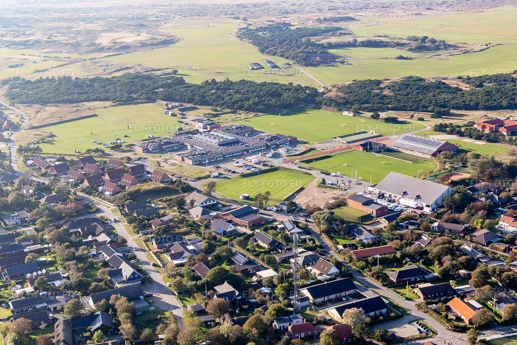 Vue aérienne: École et bibliothèque à le quartier Nordby in Fanø dans le département Syddanmark, Danemark. Photo: IMG_118729.jpg prise le 21/09/2019 par Werner Riehm/FLY-FOTO.eu – Résolution de l'original: 5269 x 3513 px